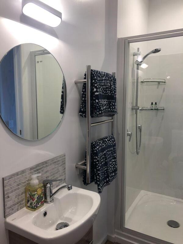 Central Wanaka | Lake & Mtn Views | Well Appointed Apartment ภายนอก รูปภาพ