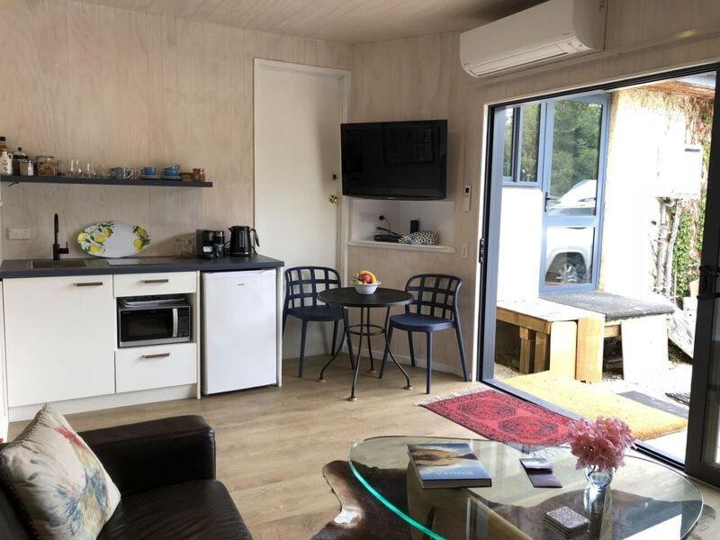 Central Wanaka | Lake & Mtn Views | Well Appointed Apartment ภายนอก รูปภาพ