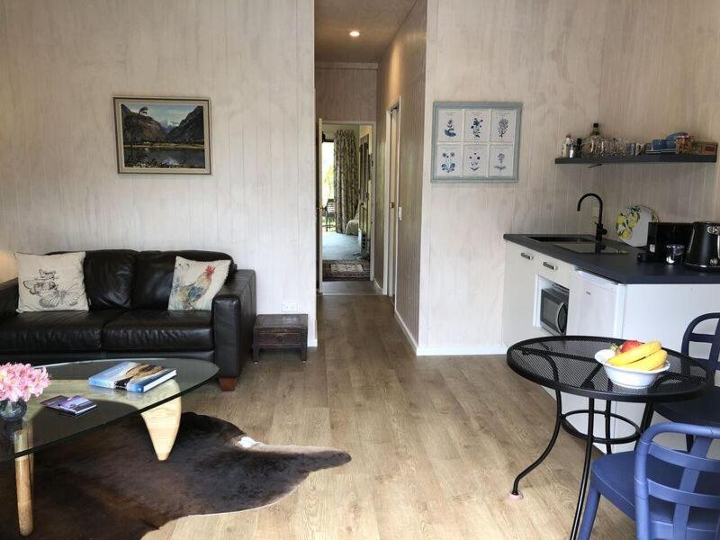 Central Wanaka | Lake & Mtn Views | Well Appointed Apartment ภายนอก รูปภาพ