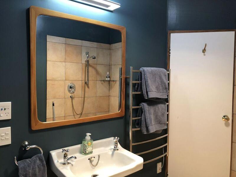 Central Wanaka | Lake & Mtn Views | Well Appointed Apartment ภายนอก รูปภาพ