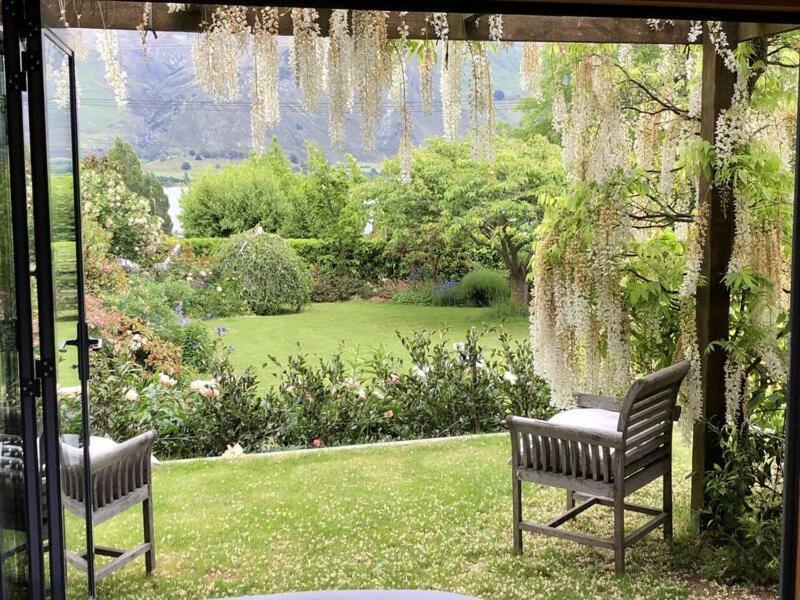 Central Wanaka | Lake & Mtn Views | Well Appointed Apartment ภายนอก รูปภาพ